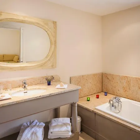 Pomayrede Chateau Sleeps 16 Pool Air Con بيت للعطل *